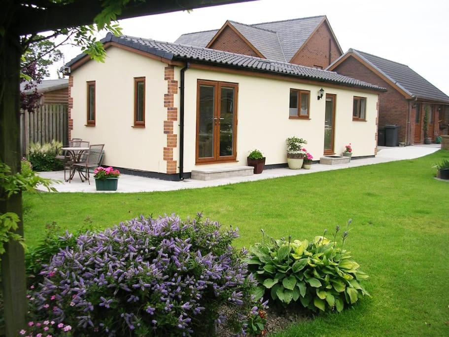 Coastal Garden Lodge Preesall Esterno foto